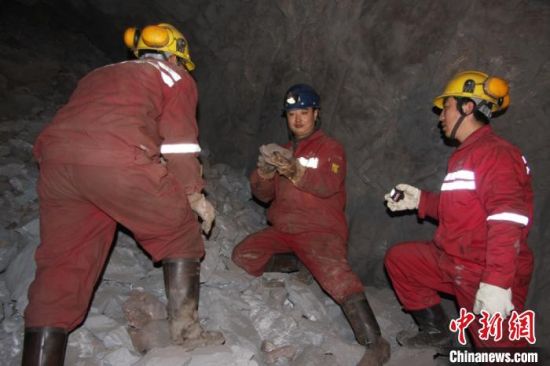 圖為甘肅嘉峪關(guān)酒鋼集團鏡鐵山礦工作人員謝生瑞在井下作業(yè)。(資料圖)受訪者供圖
