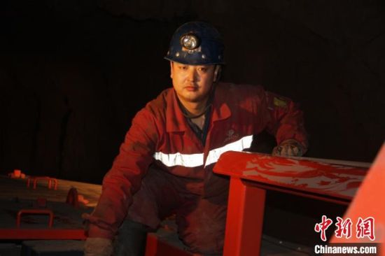 鏡鐵山礦位于祁連山南山山脈中段，是一個高海拔、高山型井下礦山，空氣稀薄，自然條件惡劣。圖為謝生瑞在礦區(qū)。(資料圖)受訪者供圖